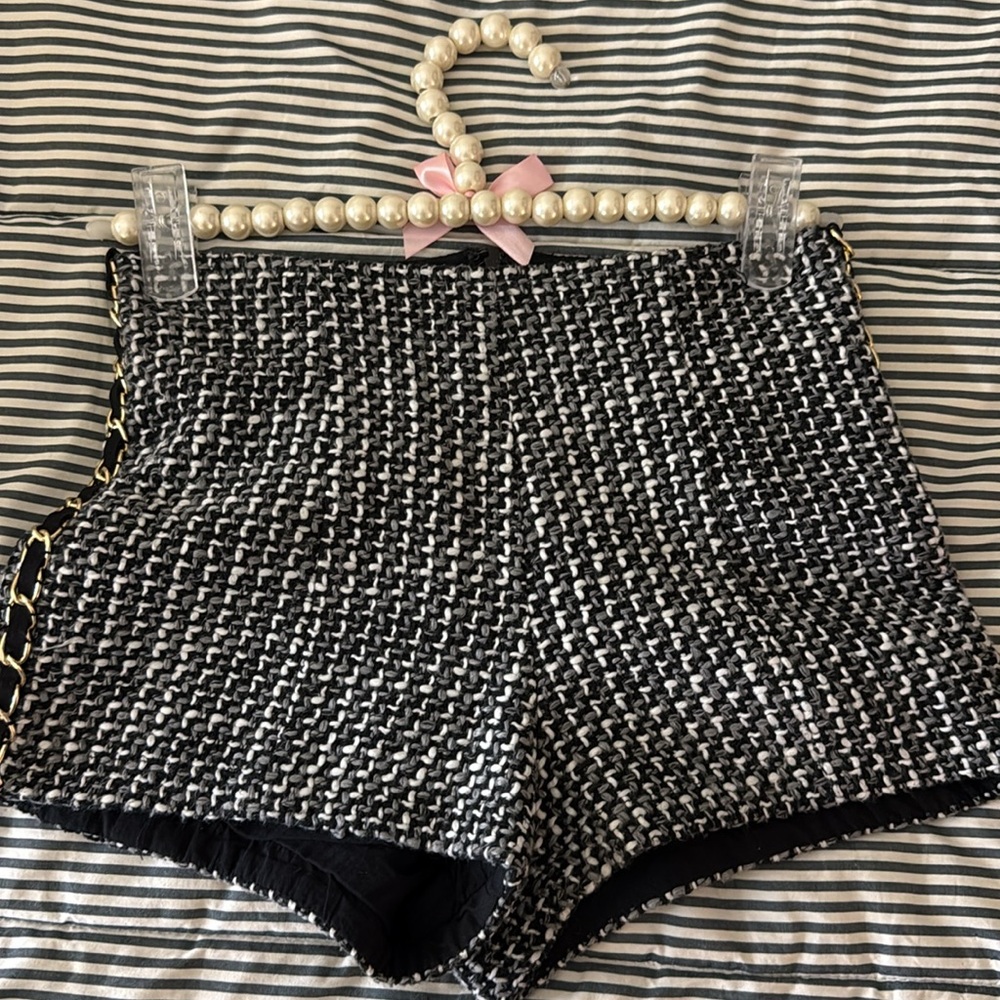 Chain detailed knitted shorts
